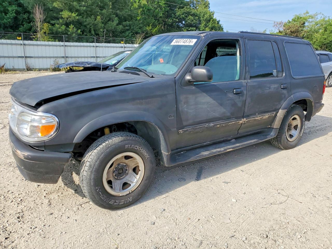 1997 Ford Explorer XLT, VIN 1FMDU35P7VZB93257 — Front end