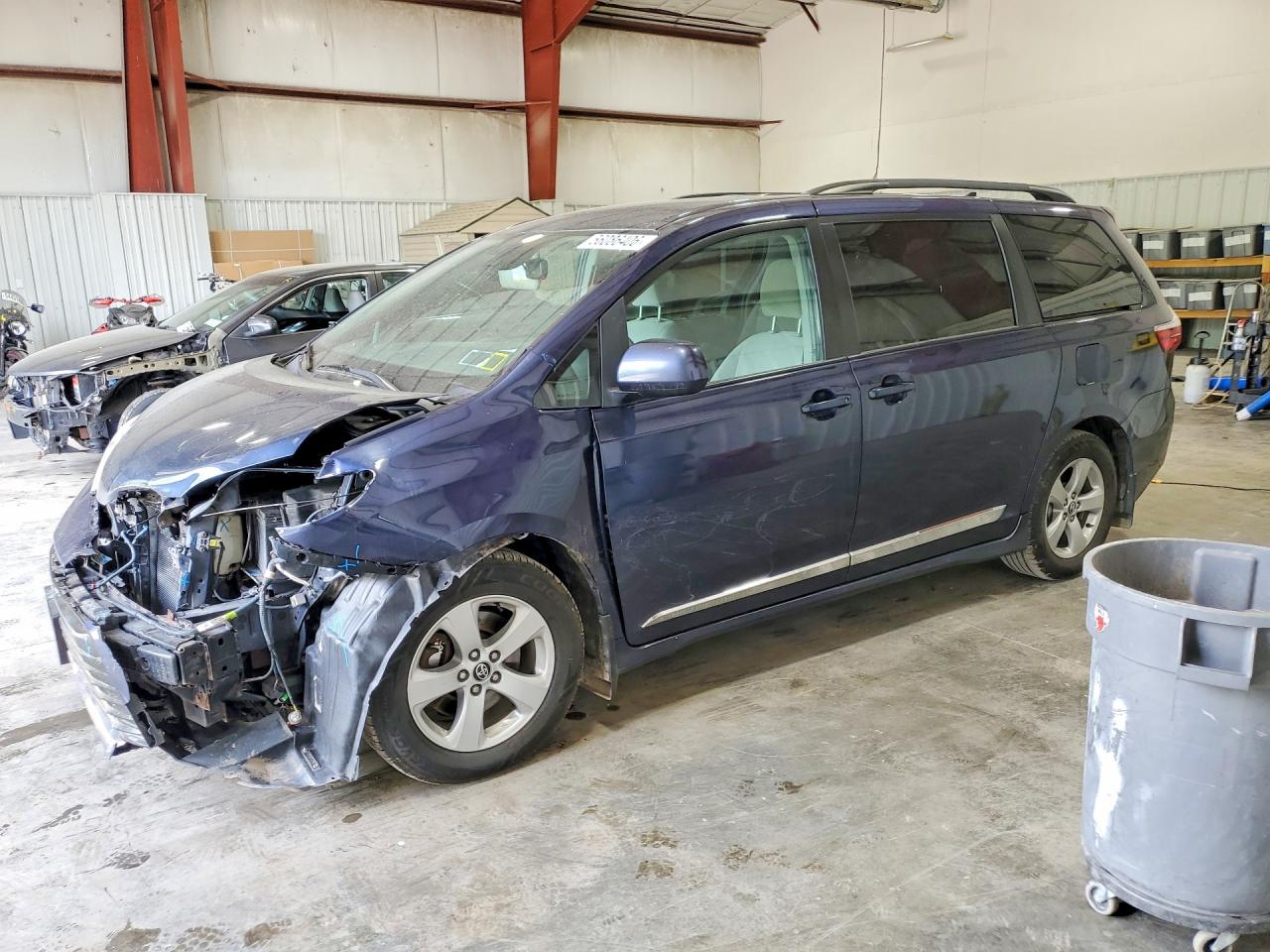 2018 Toyota Sienna LE, VIN 5TDKZ3DC7JS956725 — Front end