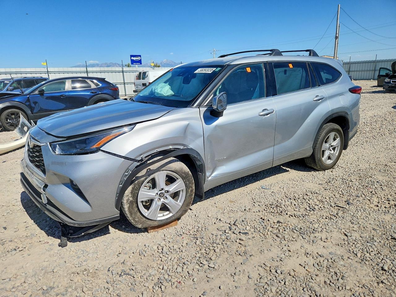 2022 Toyota Highlander Hybrid LE, VIN 5TDBBRCH6NS561476 — Front end