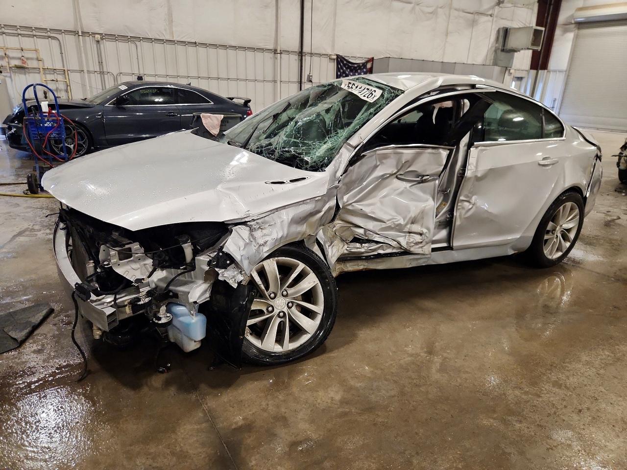 2016 Buick Regal, VIN 2G4GK5EX9G9157839 — Front end