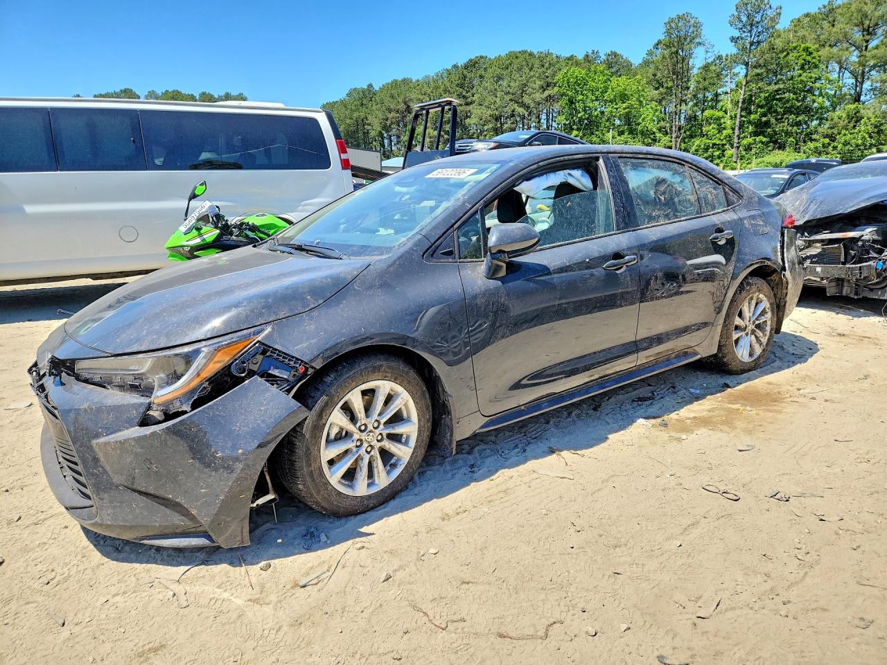 2026 Toyota Corolla LE, VIN 5YFB4MDE3TP430383 — Перед