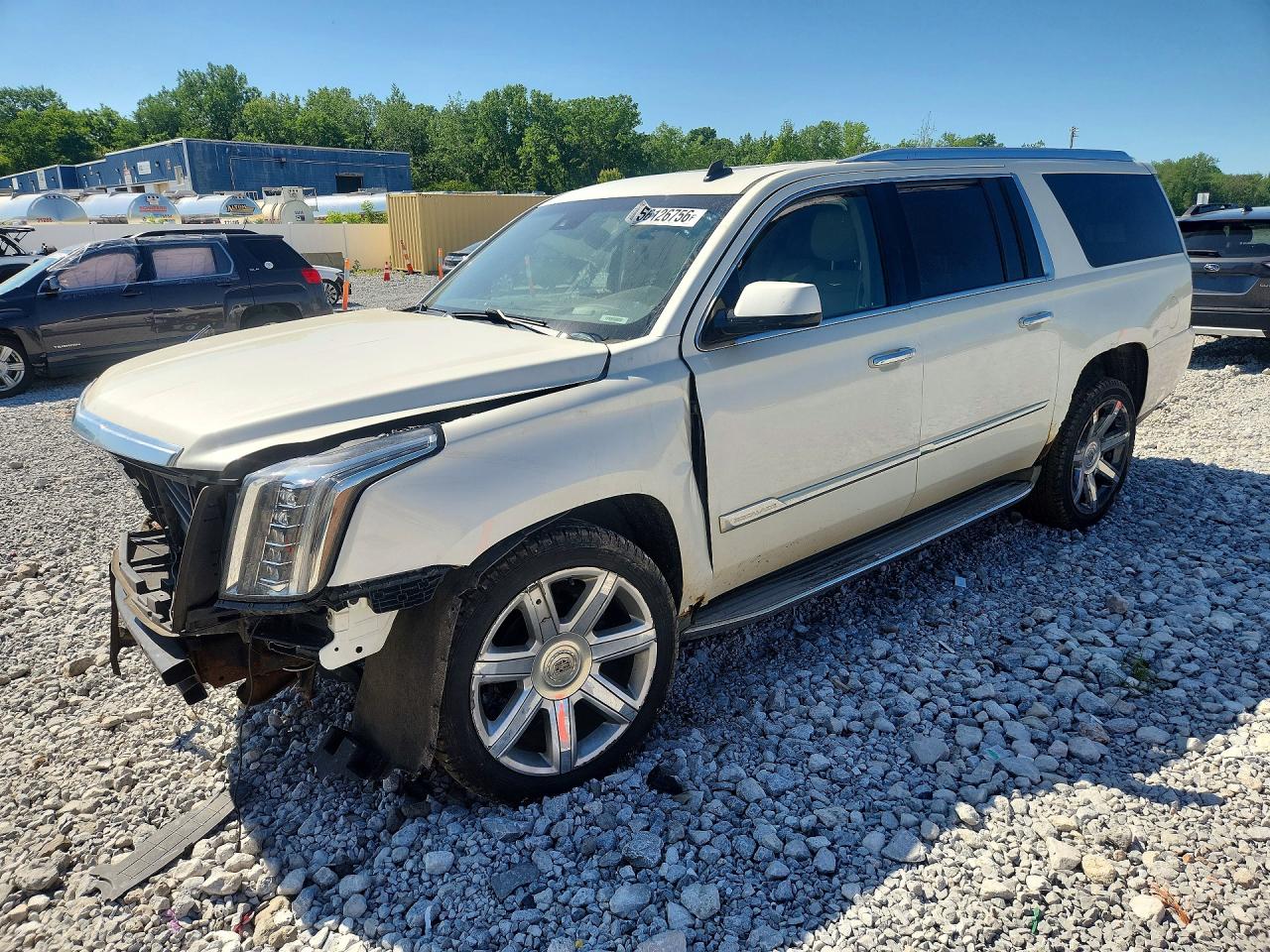 2015 Cadillac Escalade ESV Luxury, VIN 1GYS4HKJ4FR164156 — Front end