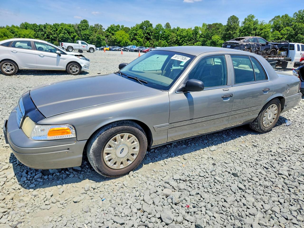 2004 Ford Crown Victoria Standard, VIN 2FAFP73W94X152919 — Front end
