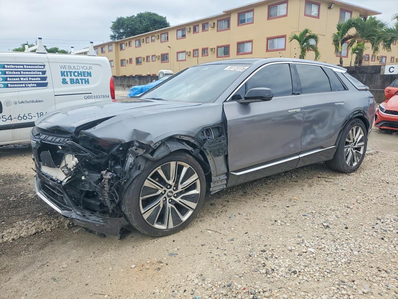 2023 Cadillac LYRIQ RWD Luxury, VIN 1GYKPMRK1PZ000945 — Front end