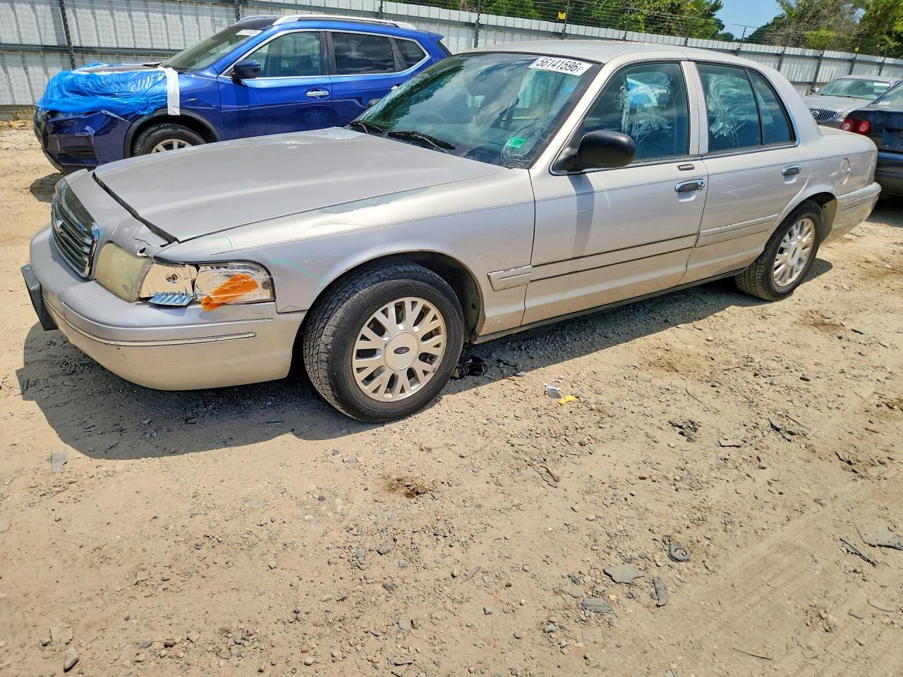 2004 Ford Crown Victoria LX, VIN 2FAHP74W04X142660 — Front end