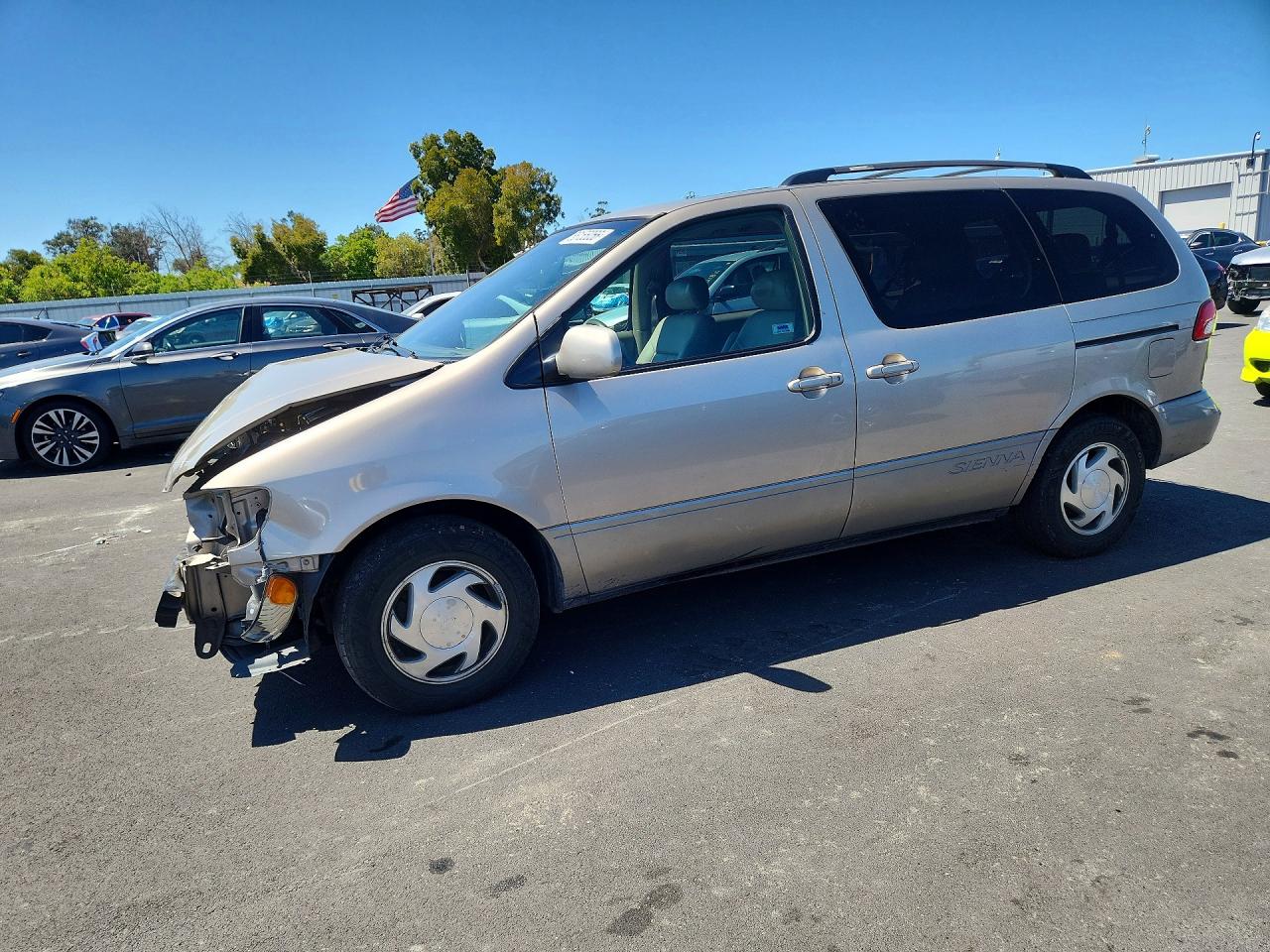 2003 Toyota Sienna LE, VIN 4T3ZF13C13U511122 — Front end
