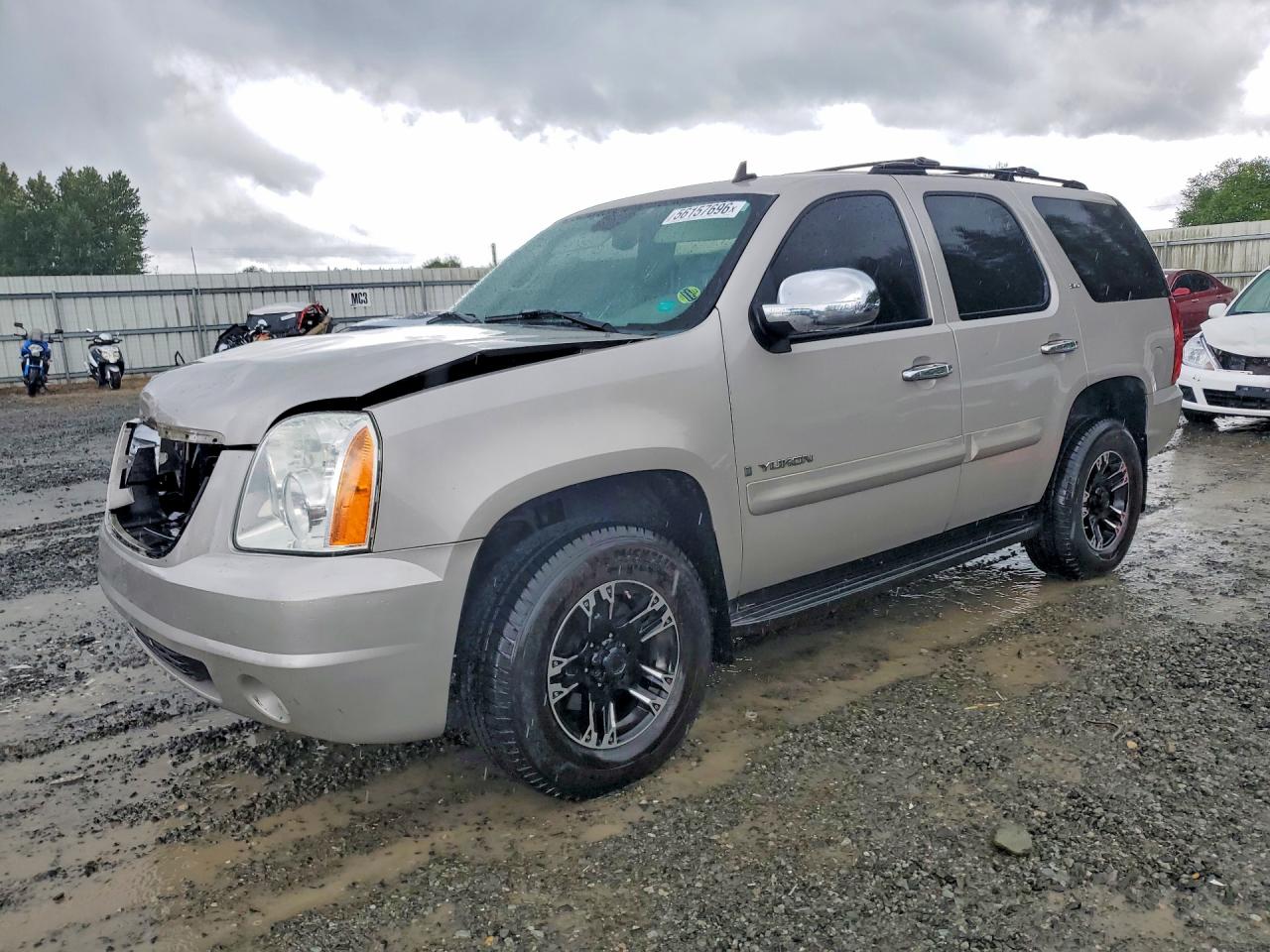 2007 GMC Yukon SLE, VIN 1GKFK130X7J294165 — Front end