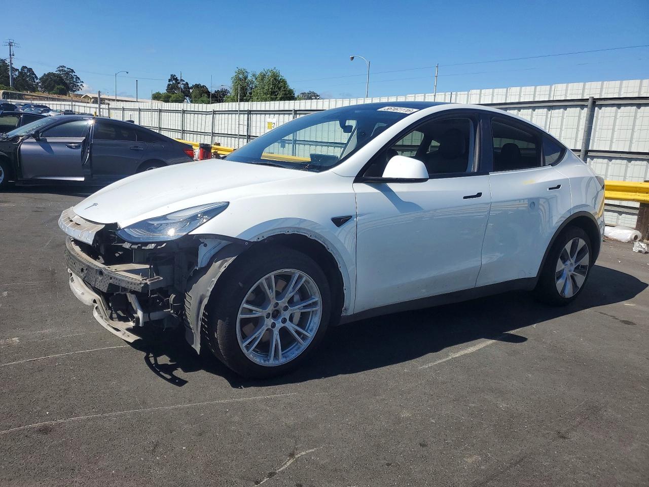 2021 Tesla Model Y Long Range, VIN 5YJYGDEE8MF229415 — Front end