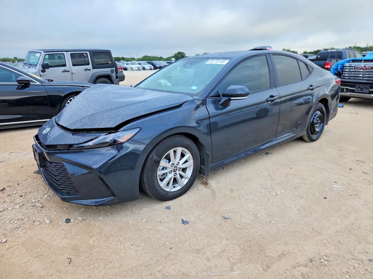 2026 Toyota Camry LE, VIN 4T1DAACK2TU704100 — Перед
