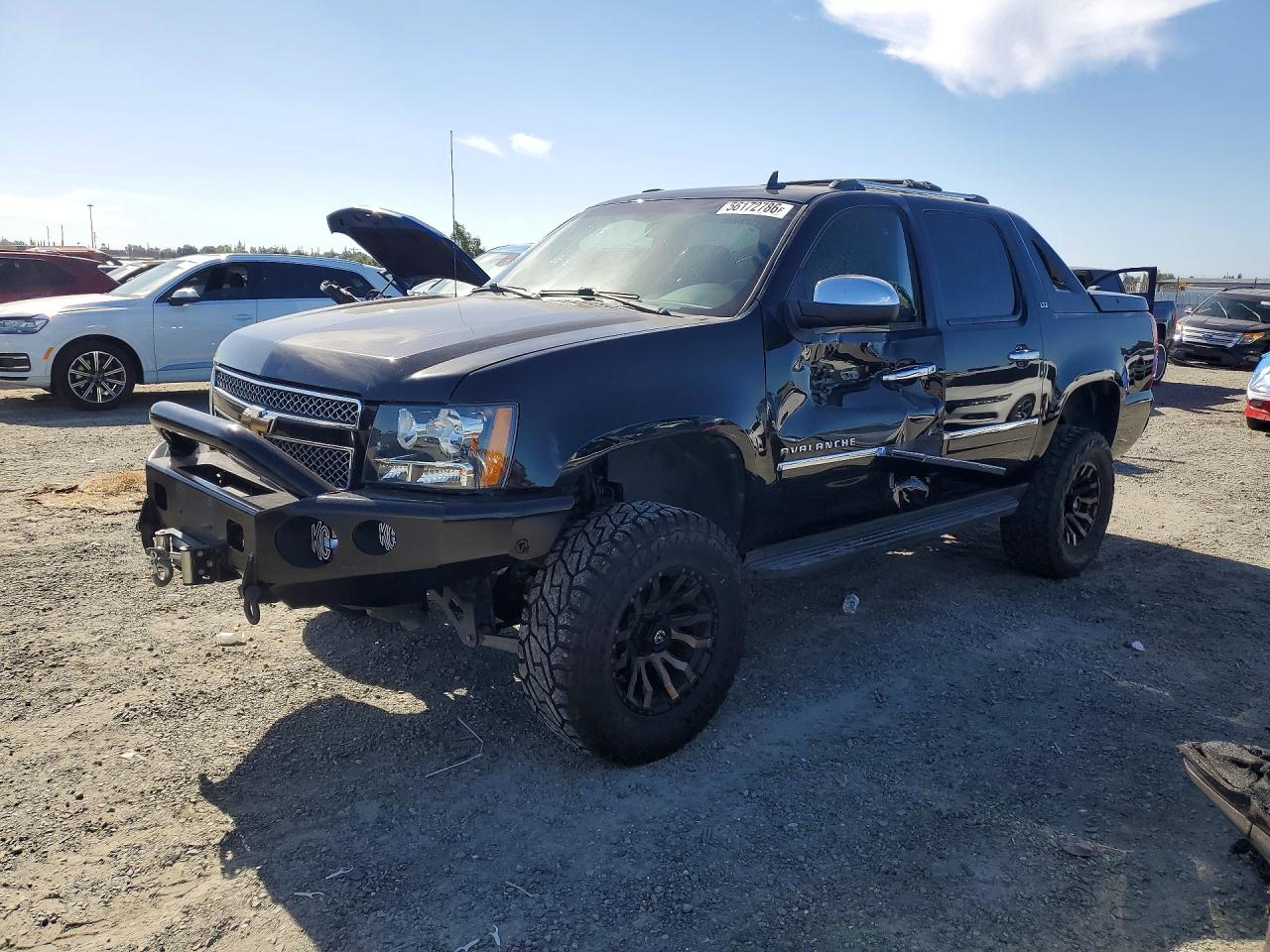 2011 Chevrolet Avalanche LTZ, VIN 3GNTKGE3XBG153204 — Side