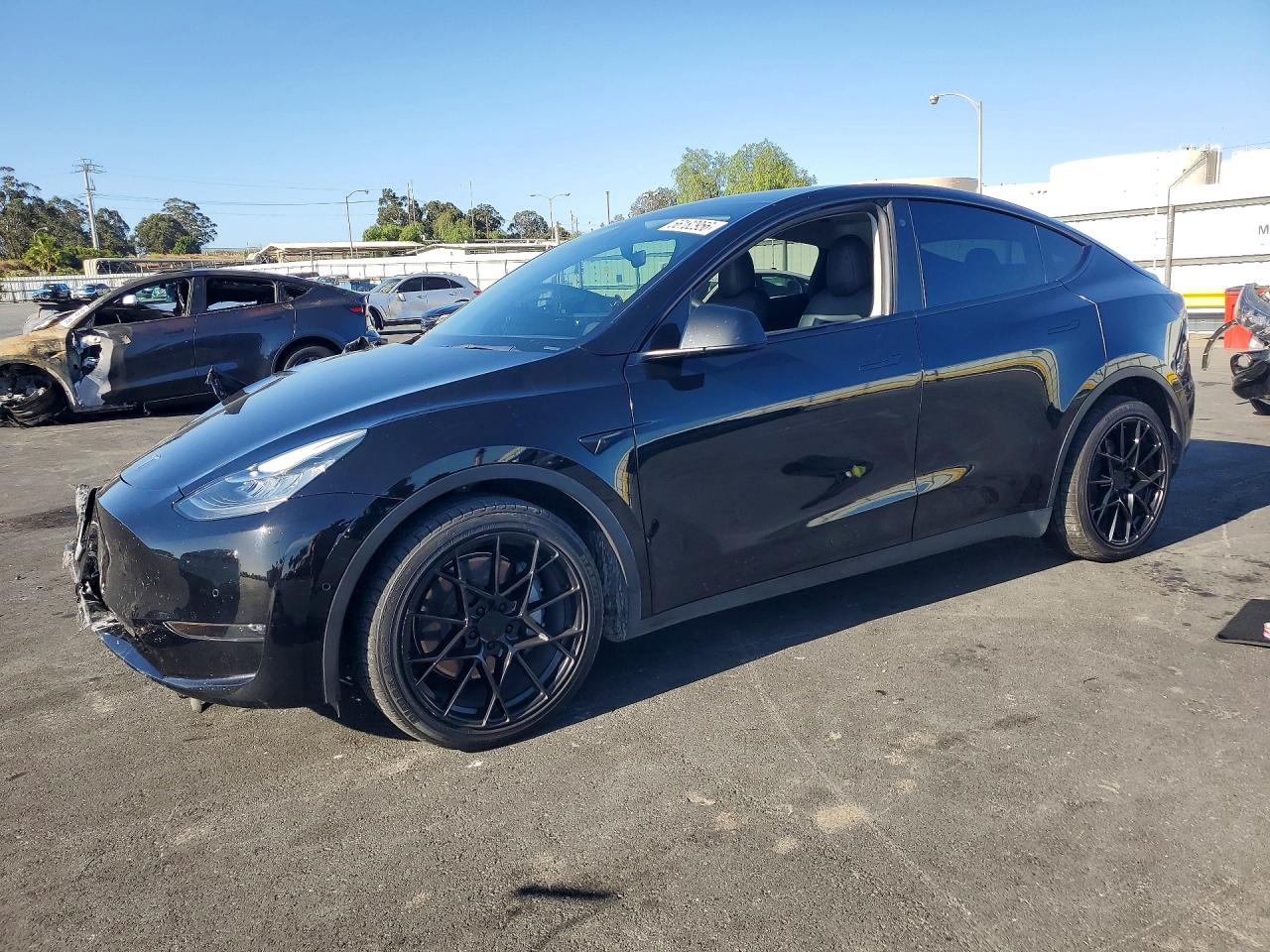 2021 Tesla Model Y Long Range, VIN 5YJYGDEEXMF272637 — Front end