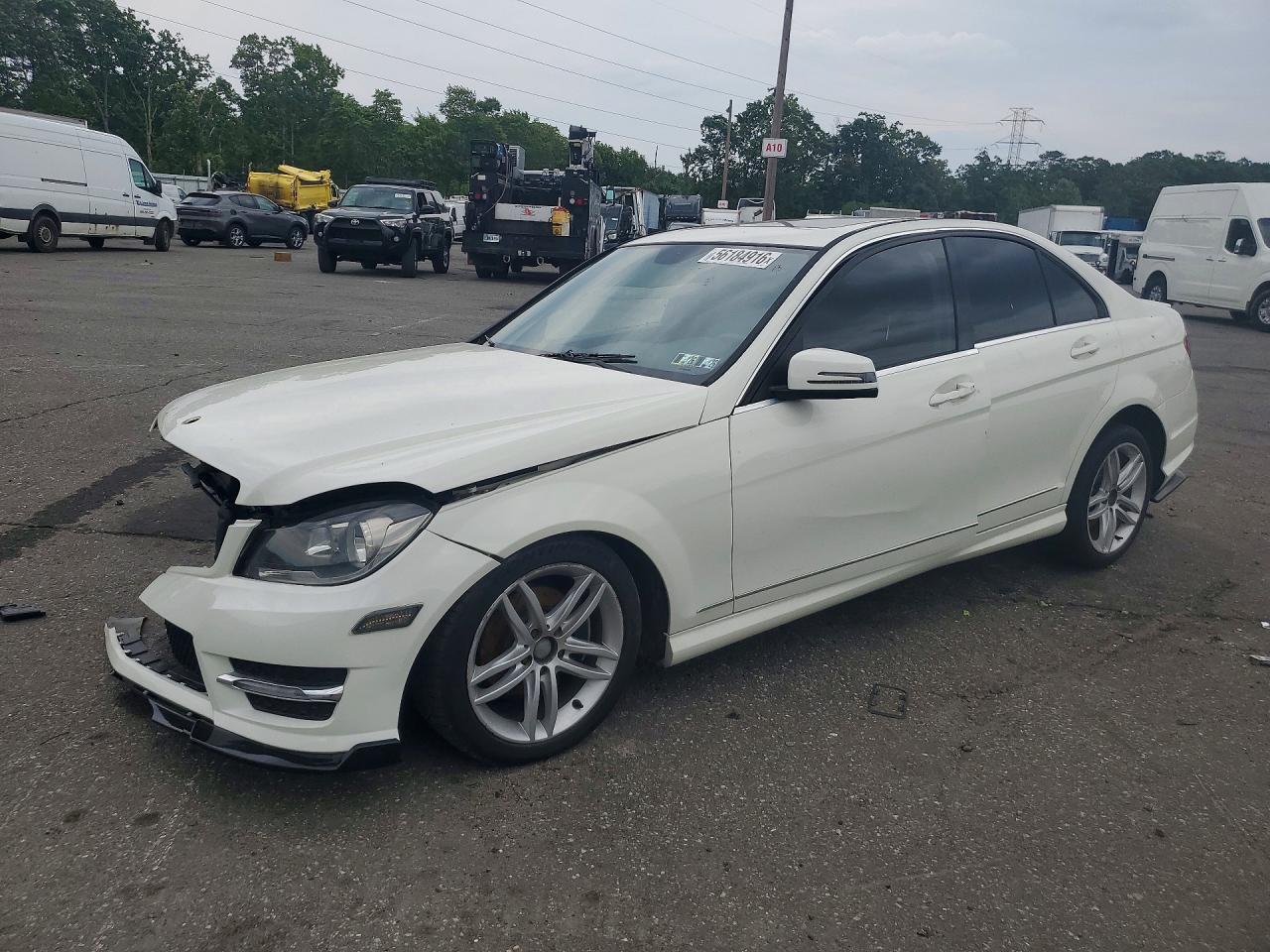 2012 Mercedes-Benz C 300 Luxury, VIN WDDGF8BB1CA702522 — Перед