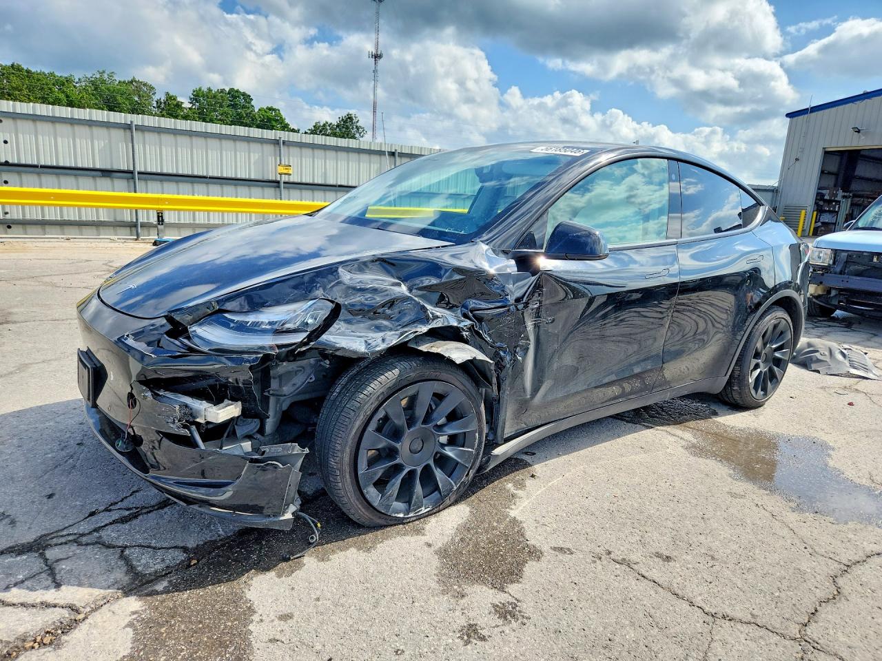 2021 Tesla Model Y Long Range, VIN 5YJYGDEE6MF088652 — Front end