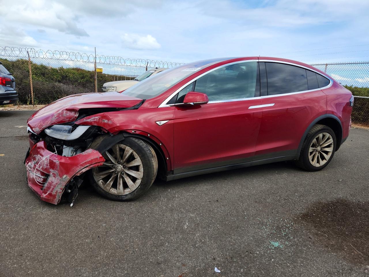 2016 Tesla Model X 70D, VIN 5YJXCBE24GF017634 — Перед