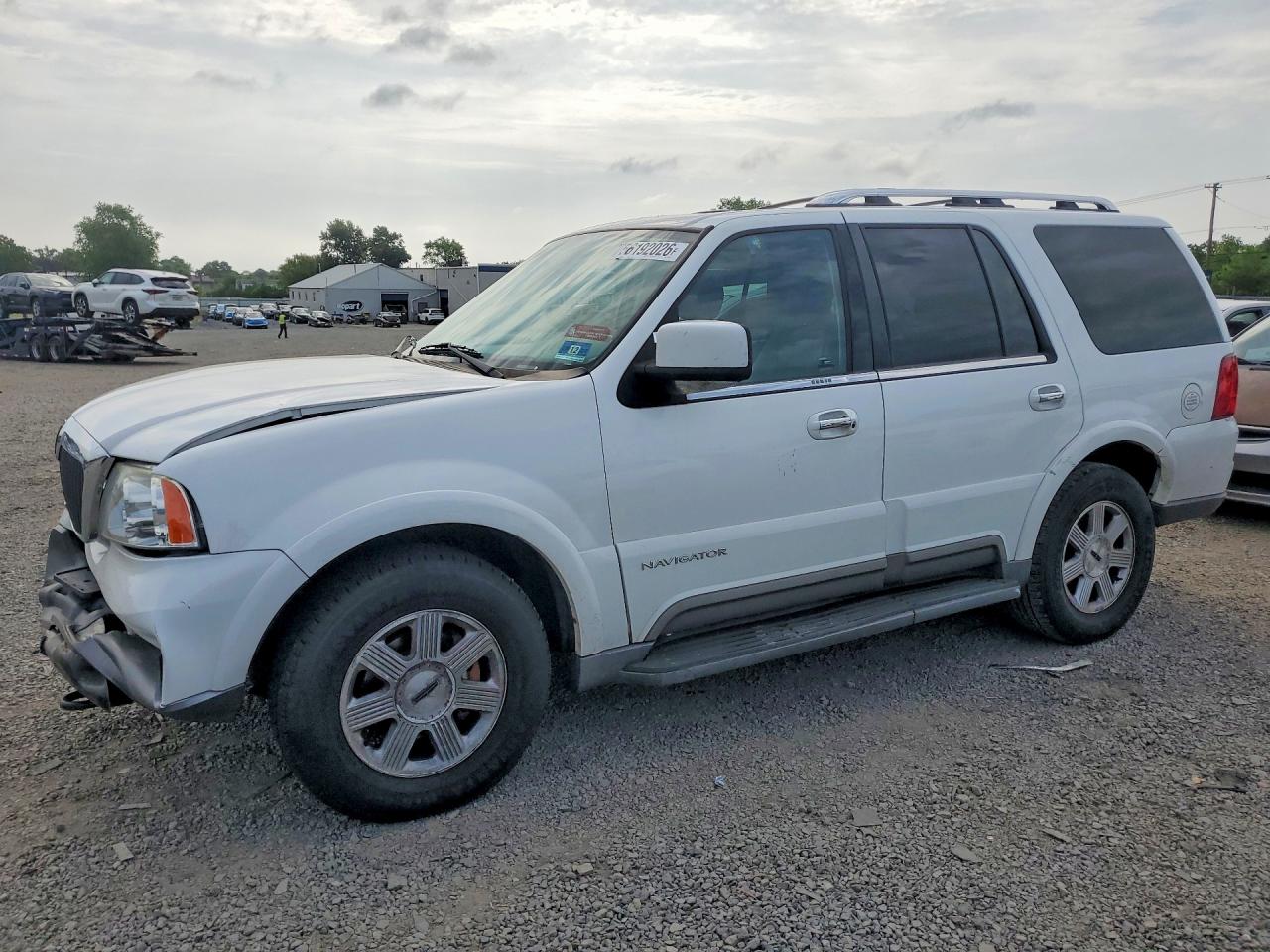 2003 Lincoln Navigator Luxury, VIN 5LMFU28R63LJ46458 — Перед