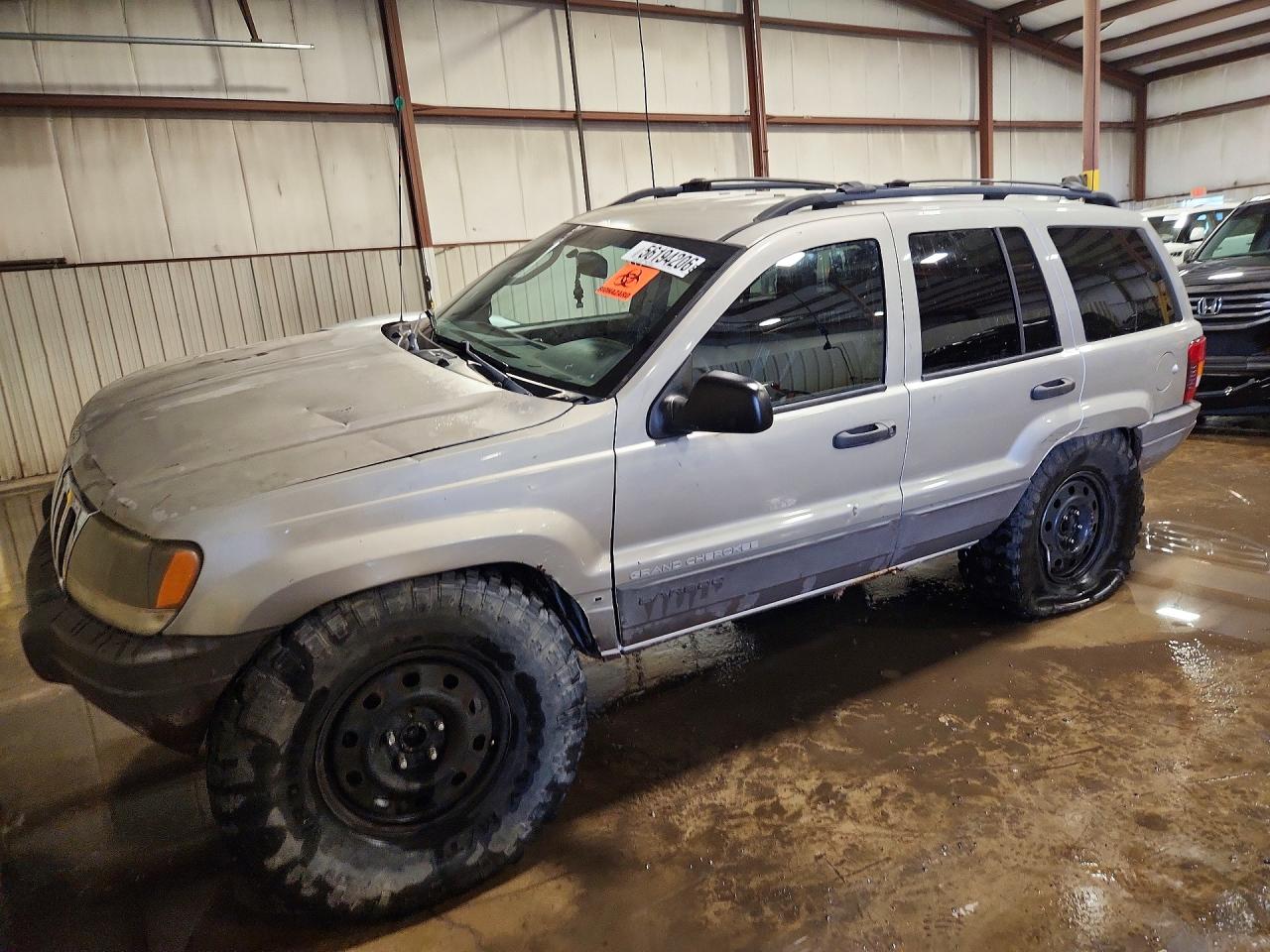 2003 Jeep Grand Cherokee Laredo, VIN 1J4GW48S73C600733 — Днище