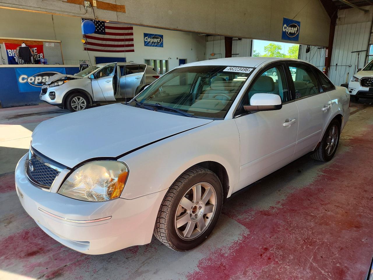 2005 Ford Five Hundred SE, VIN 1FAFP23195G158752 — Front end