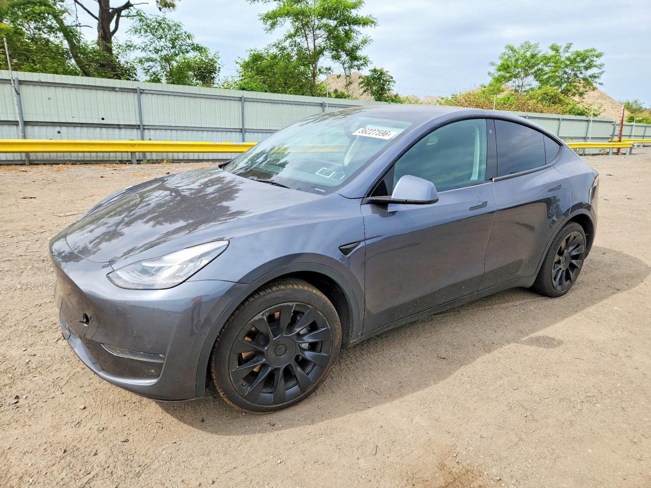 2021 Tesla Model Y Long Range, VIN 5YJYGDEE2MF096375 — Front end
