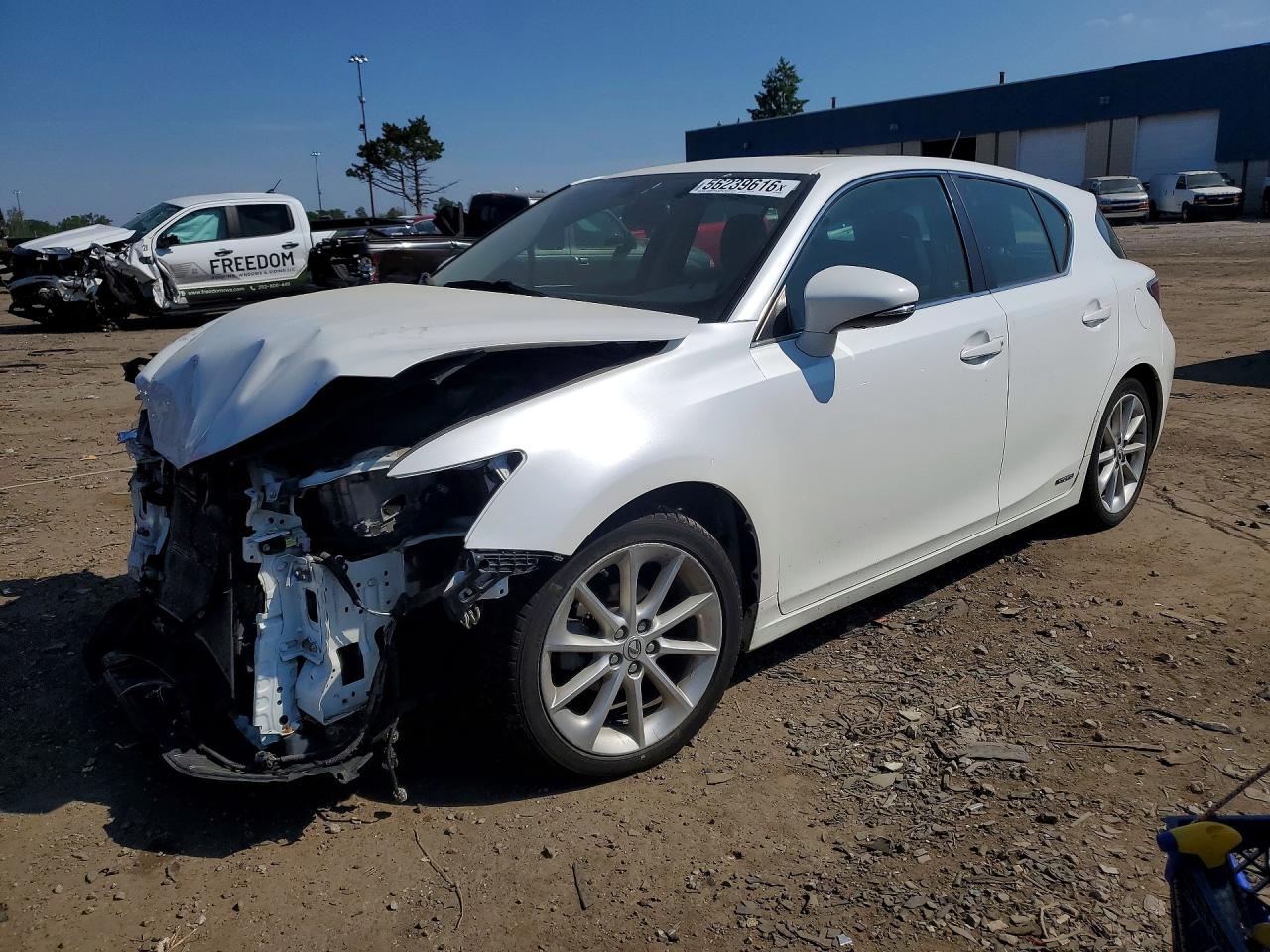 2011 Lexus CT 200h Premium, VIN JTHKD5BH4B2032047 — Перед