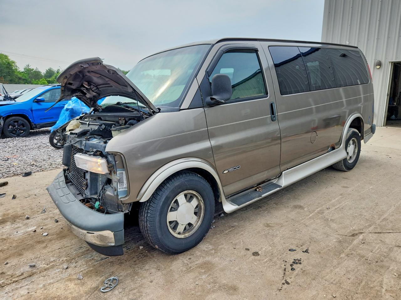 1999 Chevrolet Express, VIN 1GBFG15R8X1080269 — Front end