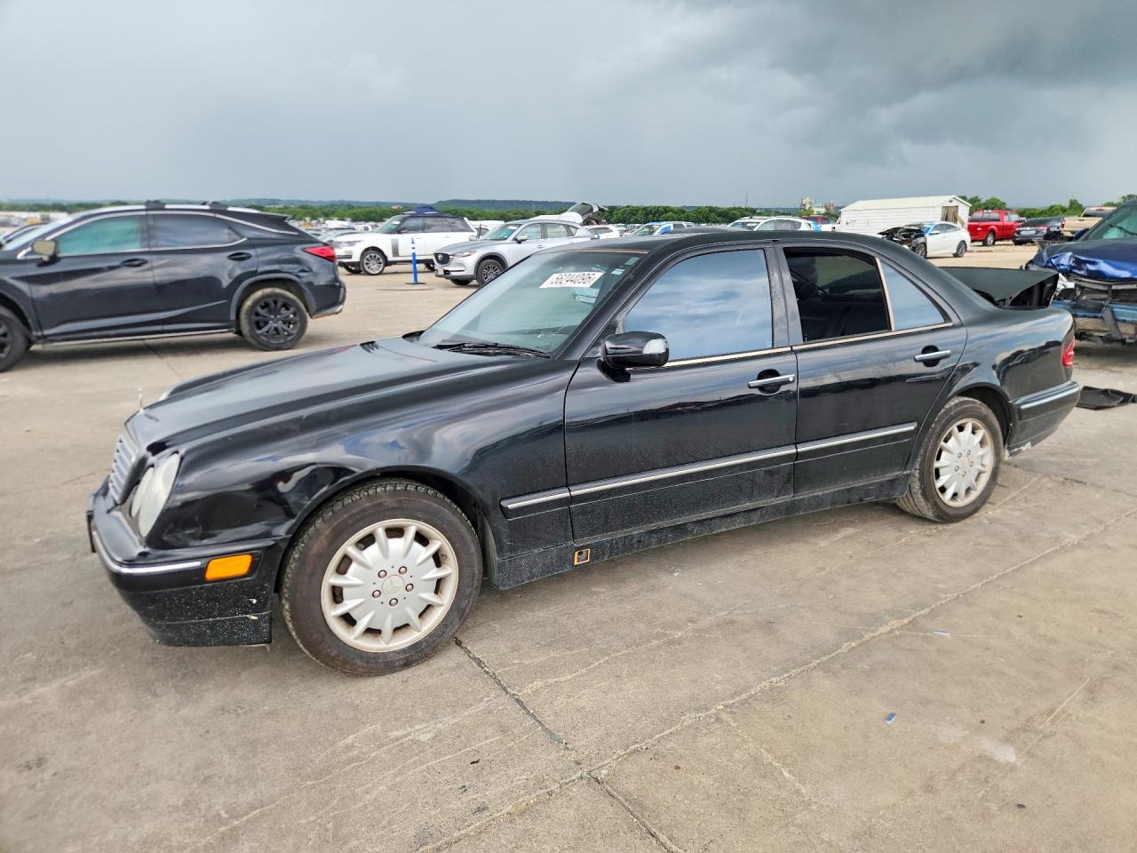 2000 Mercedes-Benz E 320, VIN WDBJF65J4YB061311 — Rear end