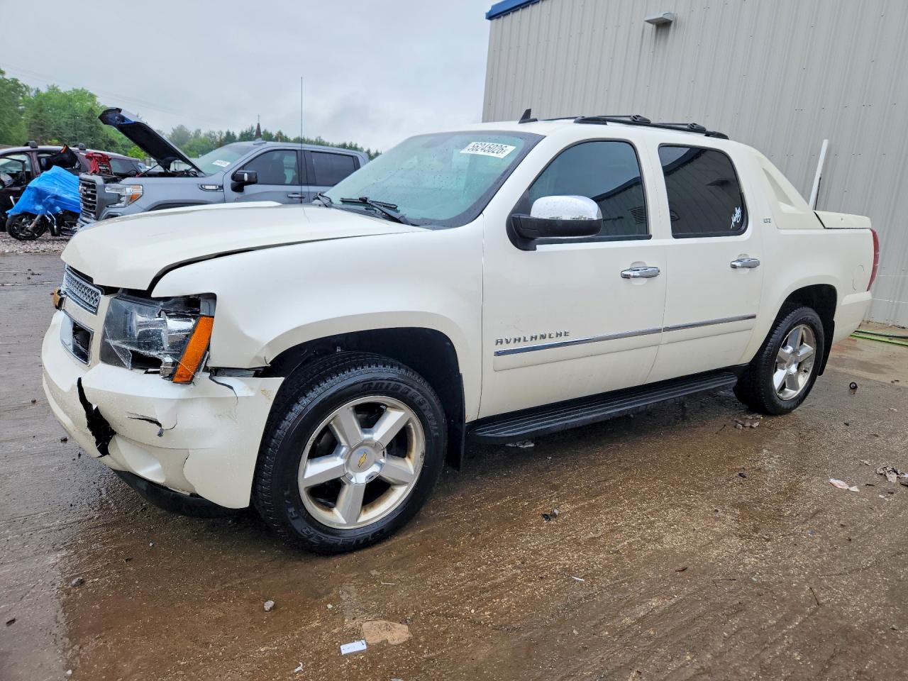 2012 Chevrolet Avalanche LTZ, VIN 3GNTKGE70CG241165 — Перед