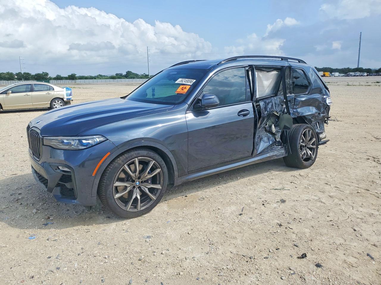 2022 BMW X7 M50i, VIN 5UXCX6C07N9M11002 — Бок