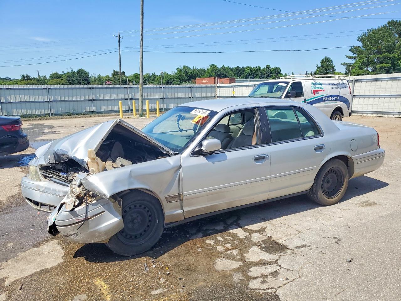 2001 Ford Crown Victoria, VIN 2FAFP73W61X117718 — Front end