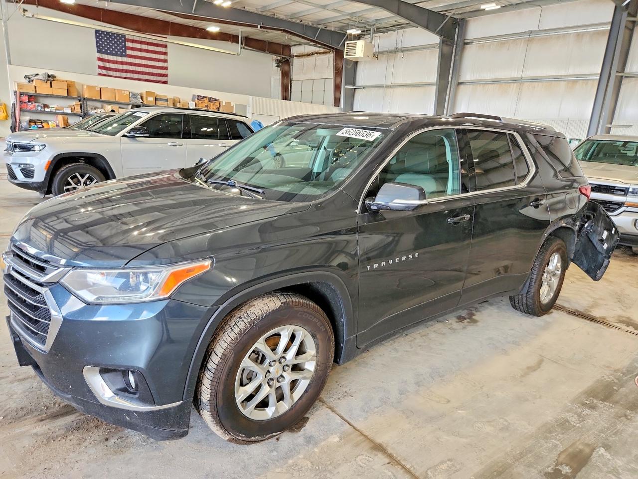 2018 Chevrolet Traverse LT Cloth, VIN 1GNEVGKWXJJ131537 — Front end