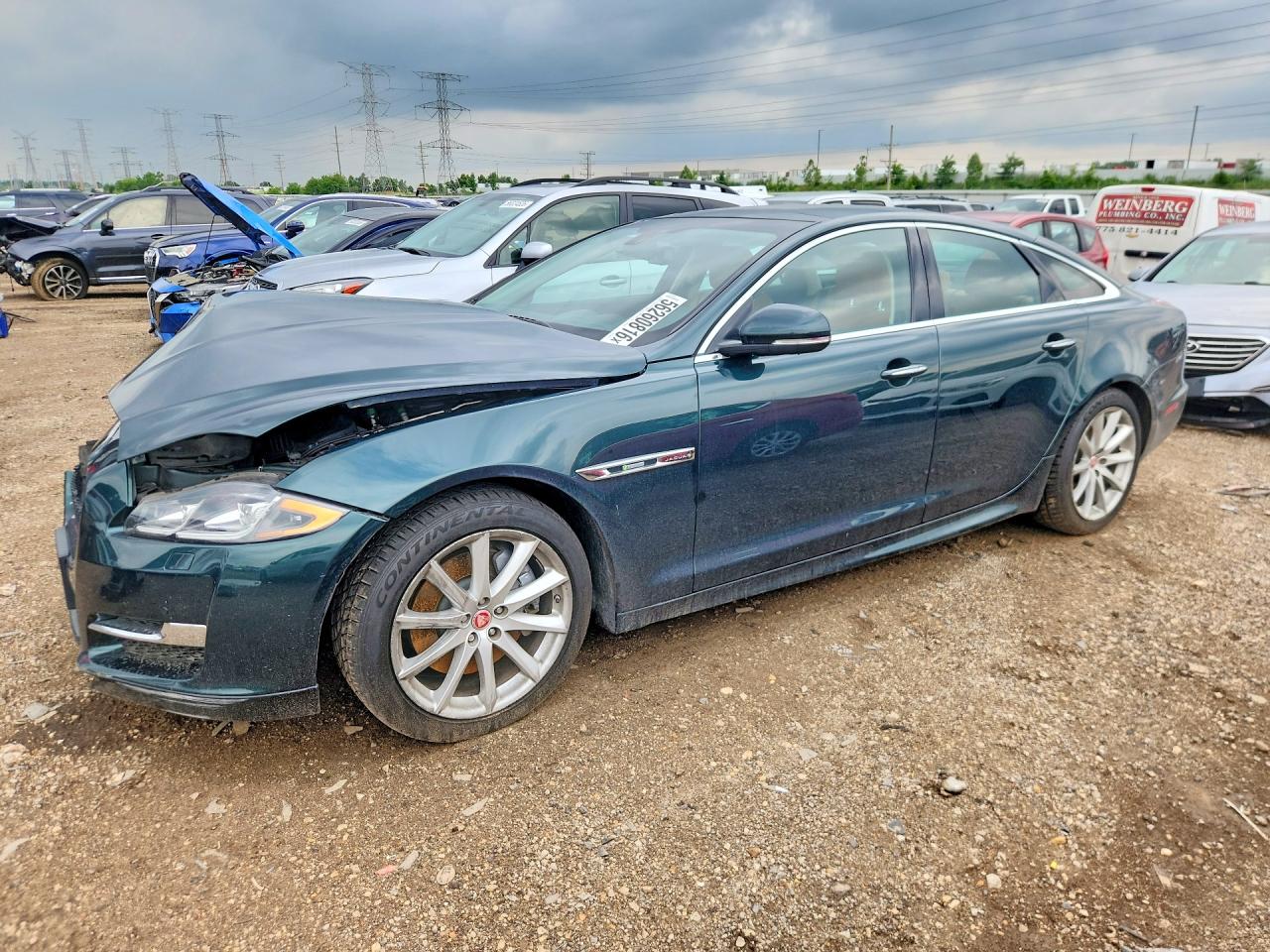 2017 Jaguar XJ, VIN SAJWJ1CD1H8W08233 — Front end