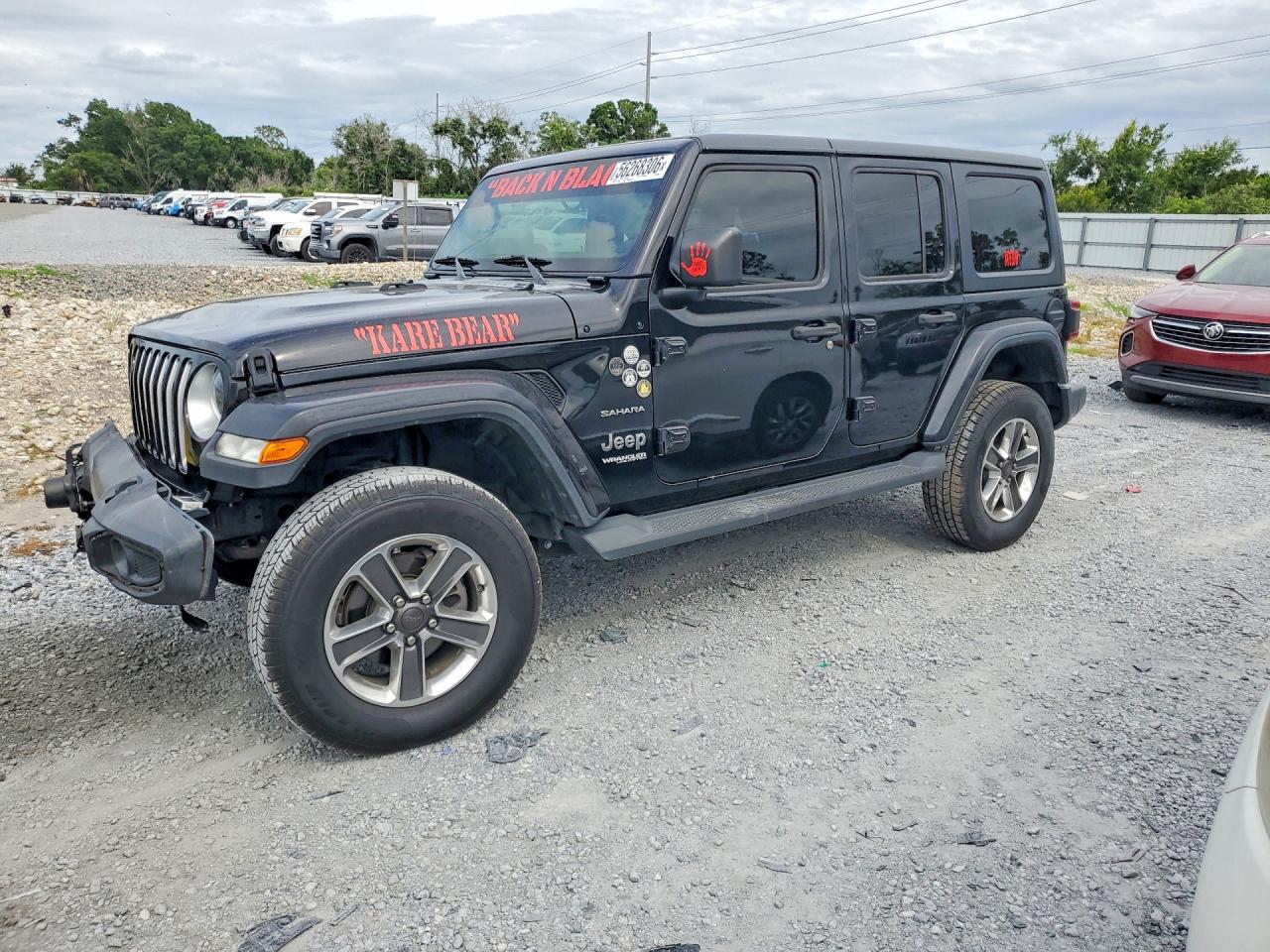 2021 Jeep Wrangler Unlimited Sahara, VIN 1C4HJXEN0MW684032 — Front end