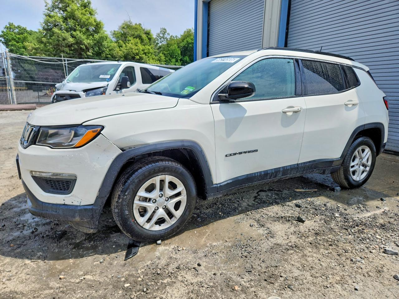2019 Jeep Compass Sport, VIN 3C4NJCAB3KT743634 — Перед