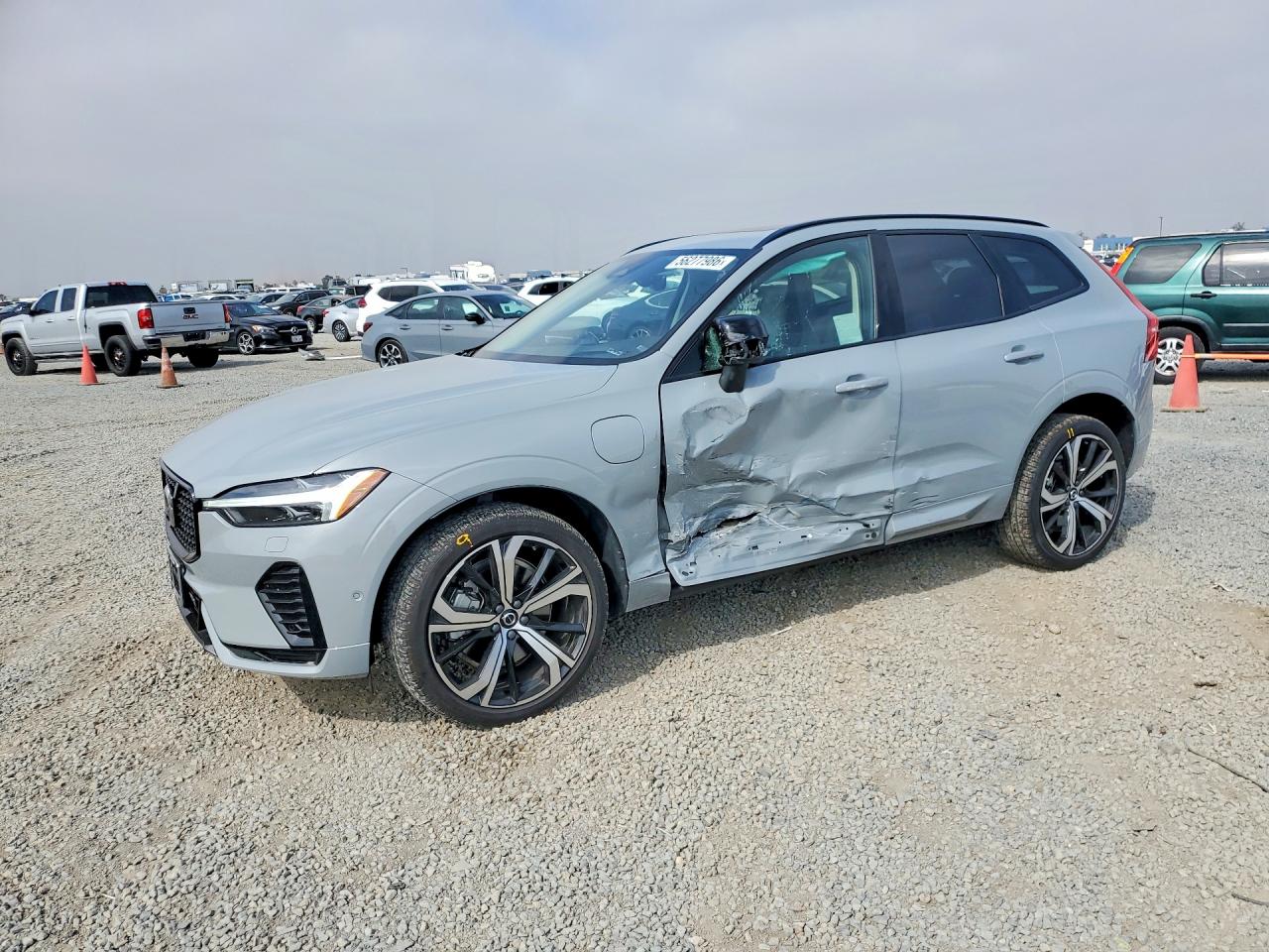2025 Volvo XC60 Ultra, VIN YV4H60RM0S1054321 — Бок