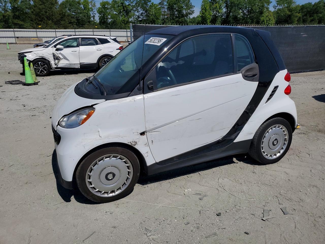 2015 Smart fortwo Pure, VIN WMEEJ3BA7FK797257 — Side