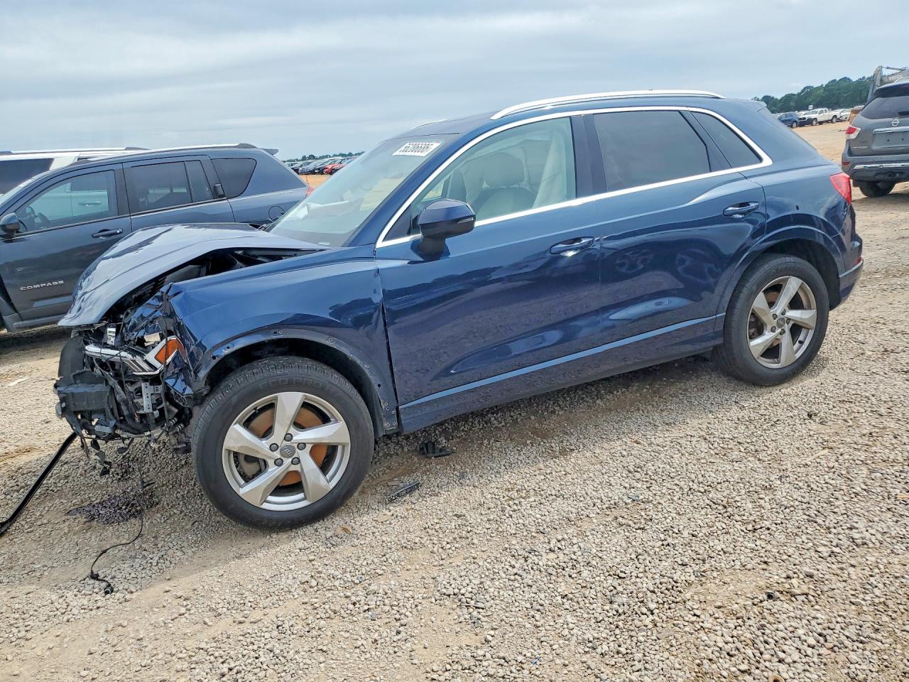 2020 Audi Q3 Premium Plus, VIN WA1BECF34L1092543 — Перед