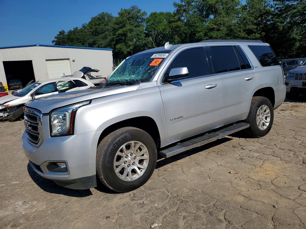 2019 GMC Yukon SLT Standard Edition, VIN 1GKS2DKCXKR299808 — Front end