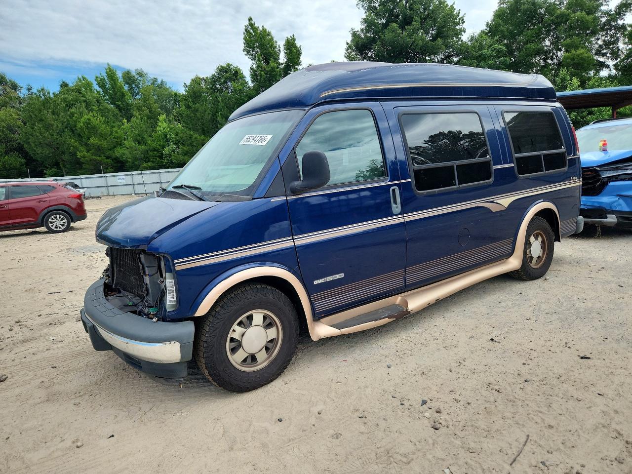 2002 GMC Savana, VIN 1GDFG15R121206052 — Front end