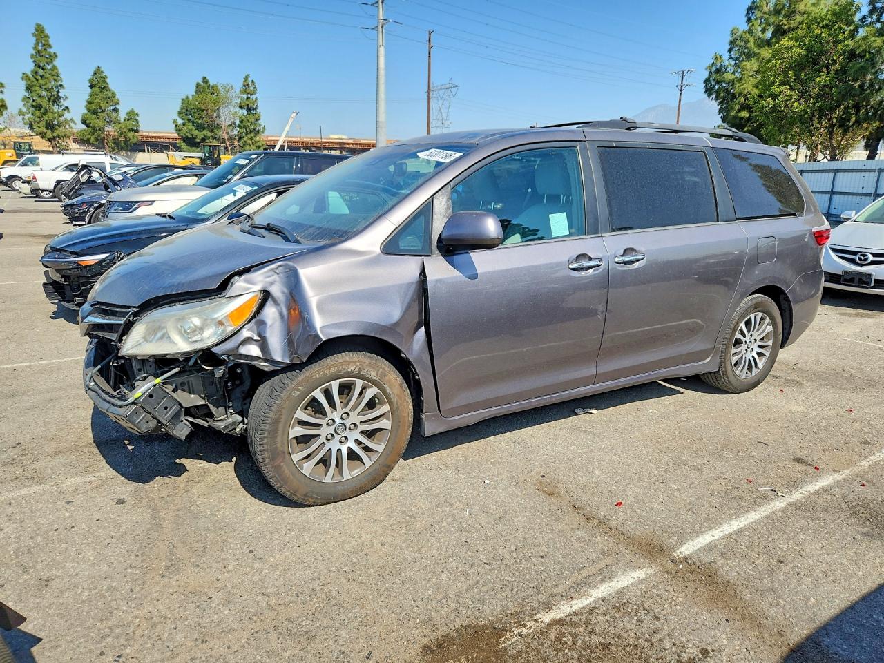 2018 Toyota Sienna XLE Premium, VIN 5TDYZ3DC1JS928218 — Front end