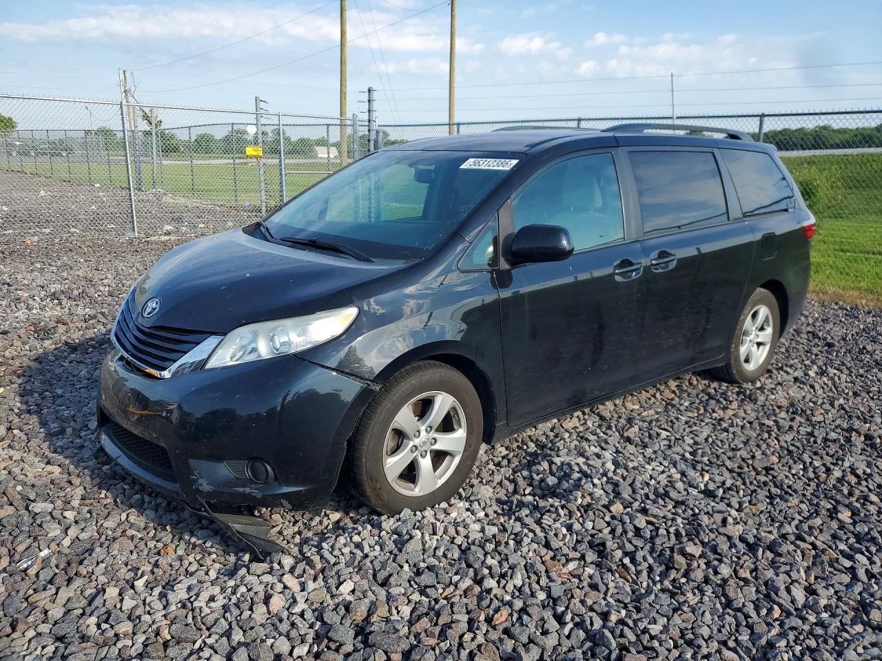 2015 Toyota Sienna LE, VIN 5TDKK3DC1FS605787 — Перед