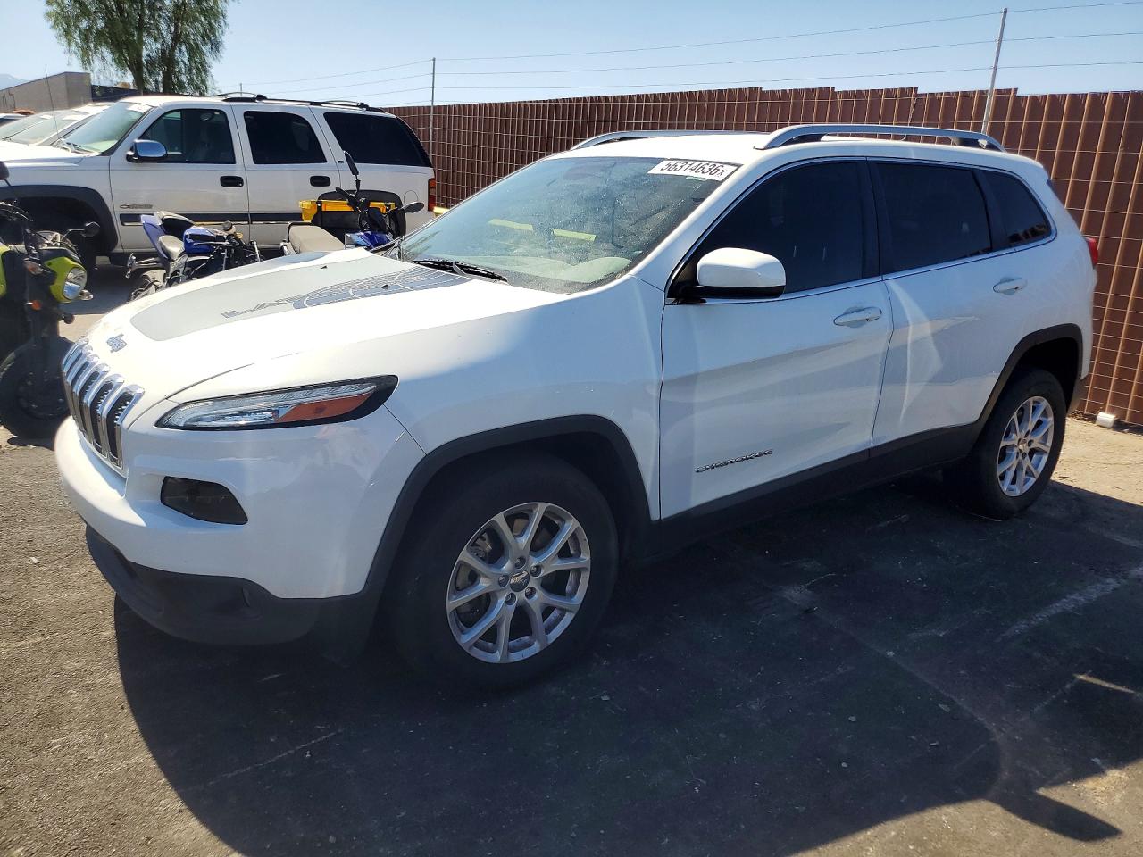2017 Jeep Cherokee Latitude, VIN 1C4PJMCS0HW513712 — Перед