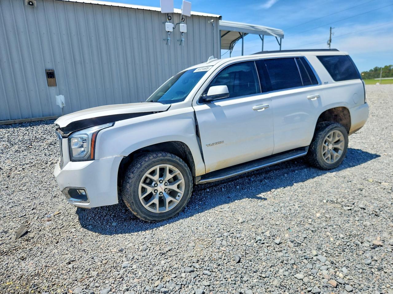 2017 GMC Yukon SLT, VIN 1GKS1BKCXHR406890 — Front end