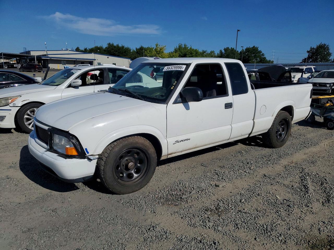 1999 GMC Sonoma SLS, VIN 1GTCS19W3X8524128 — Front end