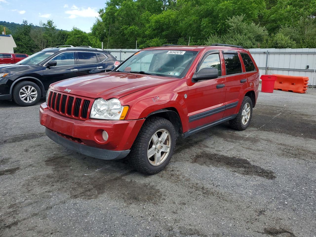 2006 Jeep Grand Cherokee Laredo, VIN 1J4HR48N16C216358 — Front end