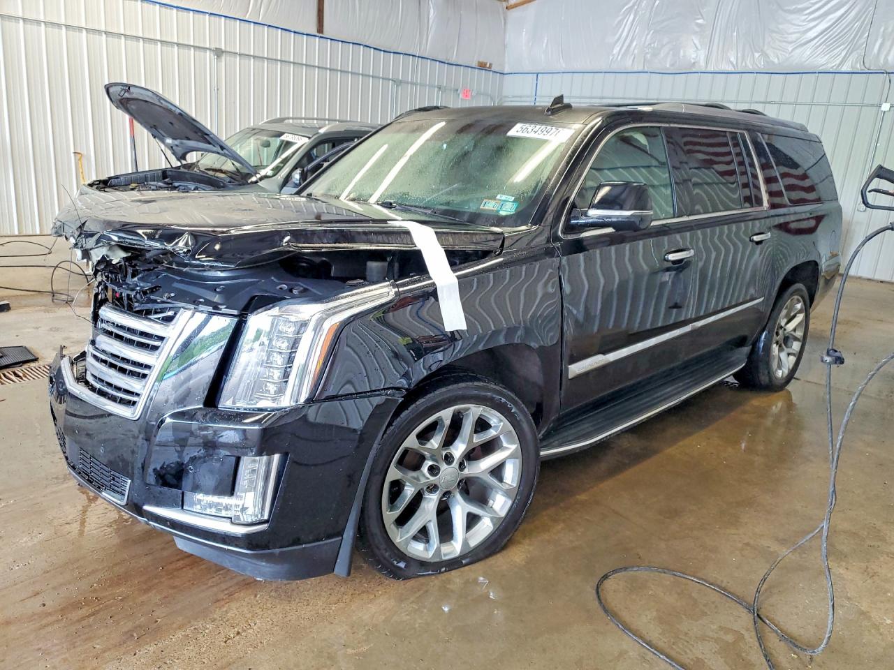2015 Cadillac Escalade ESV Platinum, VIN 1GYS4UKJ4FR725514 — Front end