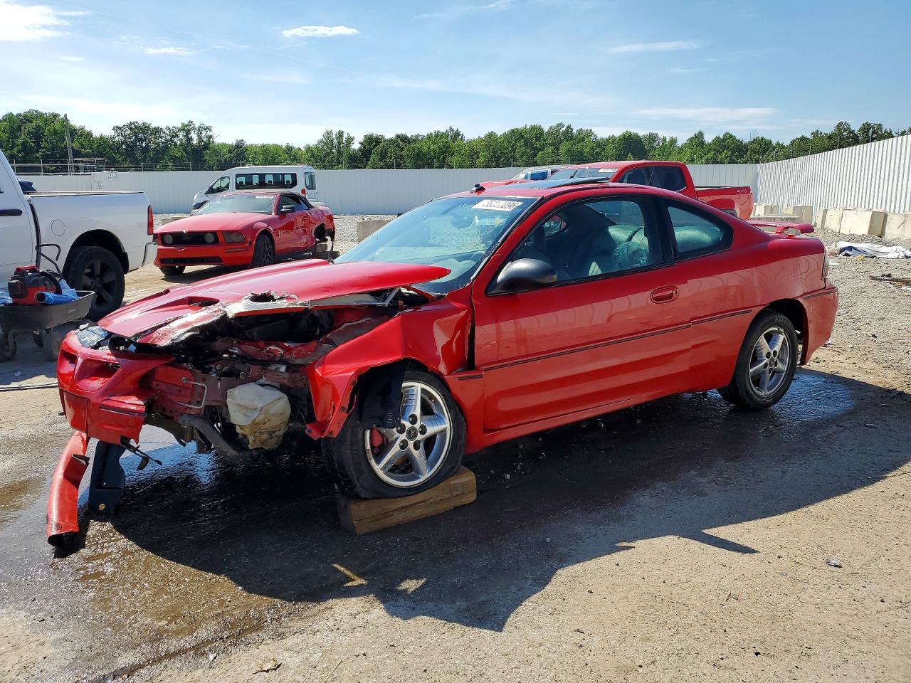 2004 Pontiac Grand Am GT1, VIN 1G2NV12E84M703970 — Front end