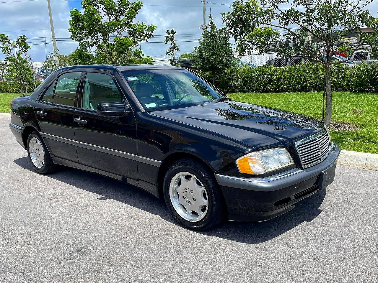 1998 Mercedes-Benz C 230/260/280/320, VIN WDBHA23G8WA555882 — Normal wear