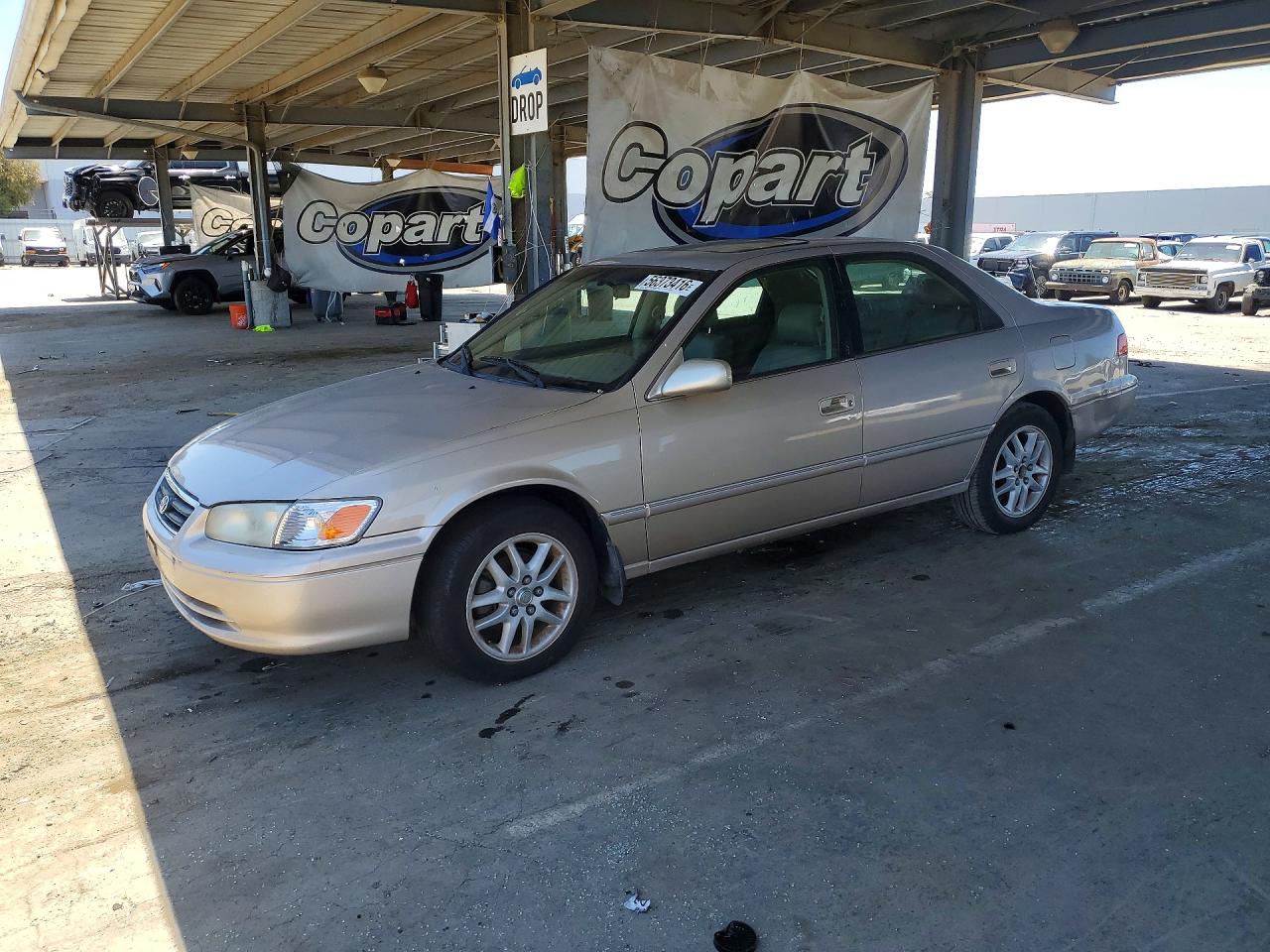 2001 Toyota Camry XLE, VIN 4T1BF28K21U116668 — Minor dents and scratches