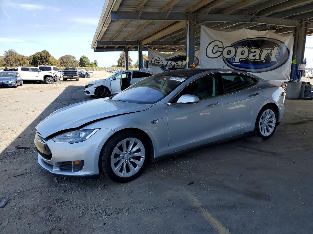2015 Tesla Model S 85, VIN 5YJSA1E16FF116097 — Мелкие вмятины и царапины