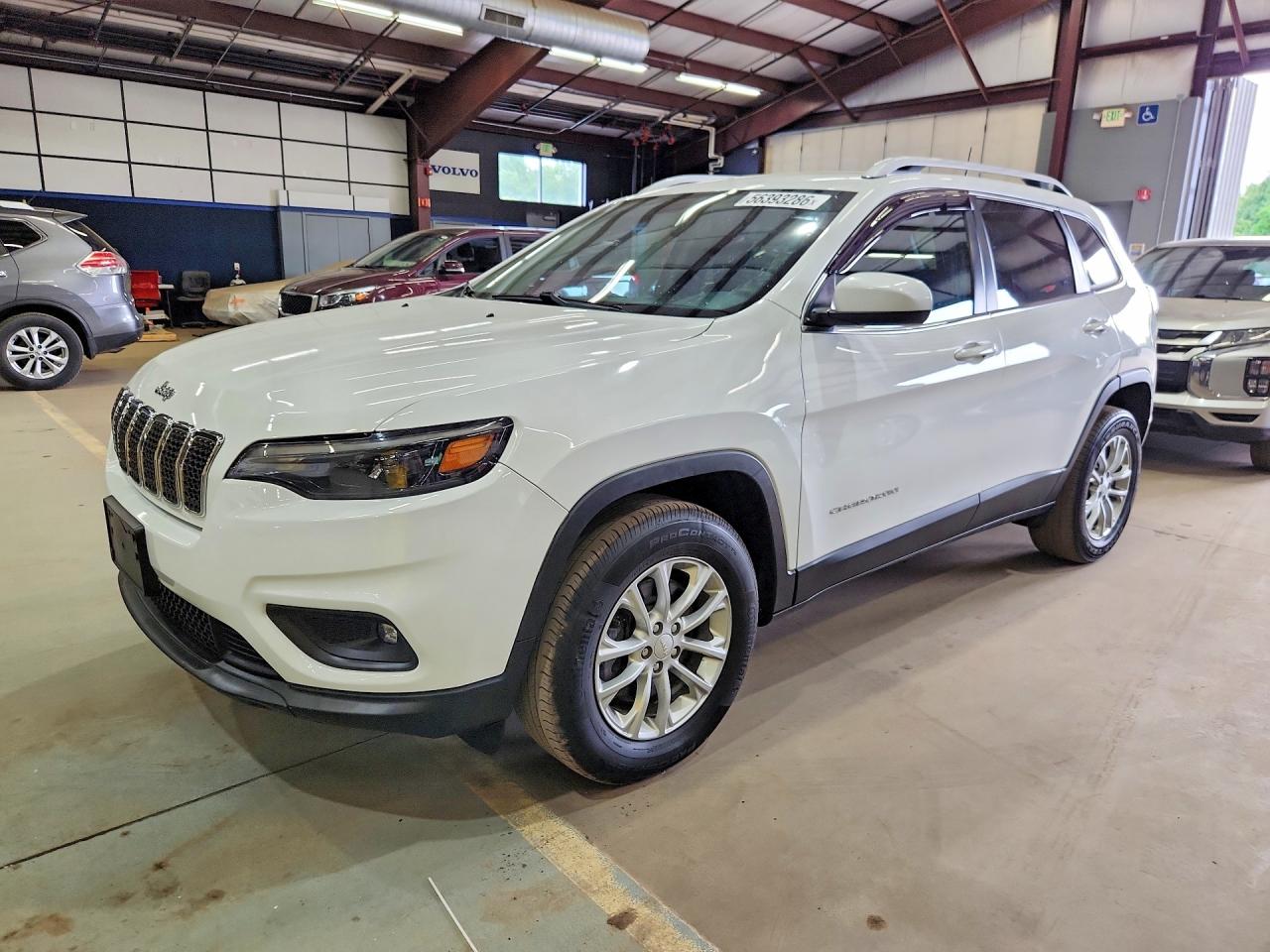 2019 Jeep Cherokee Latitude, VIN 1C4PJMCB7KD136914 — Minor dents and scratches