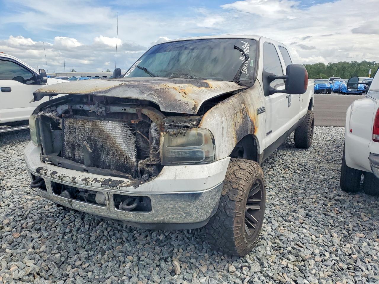 2005 Ford F-350 XL, VIN 1FTWW31P95ED21521 — Engine fire